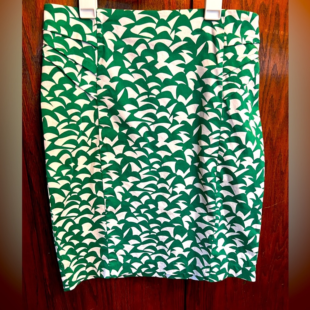 New York & Company pencil skirt crisp green and white pattern career Size 8